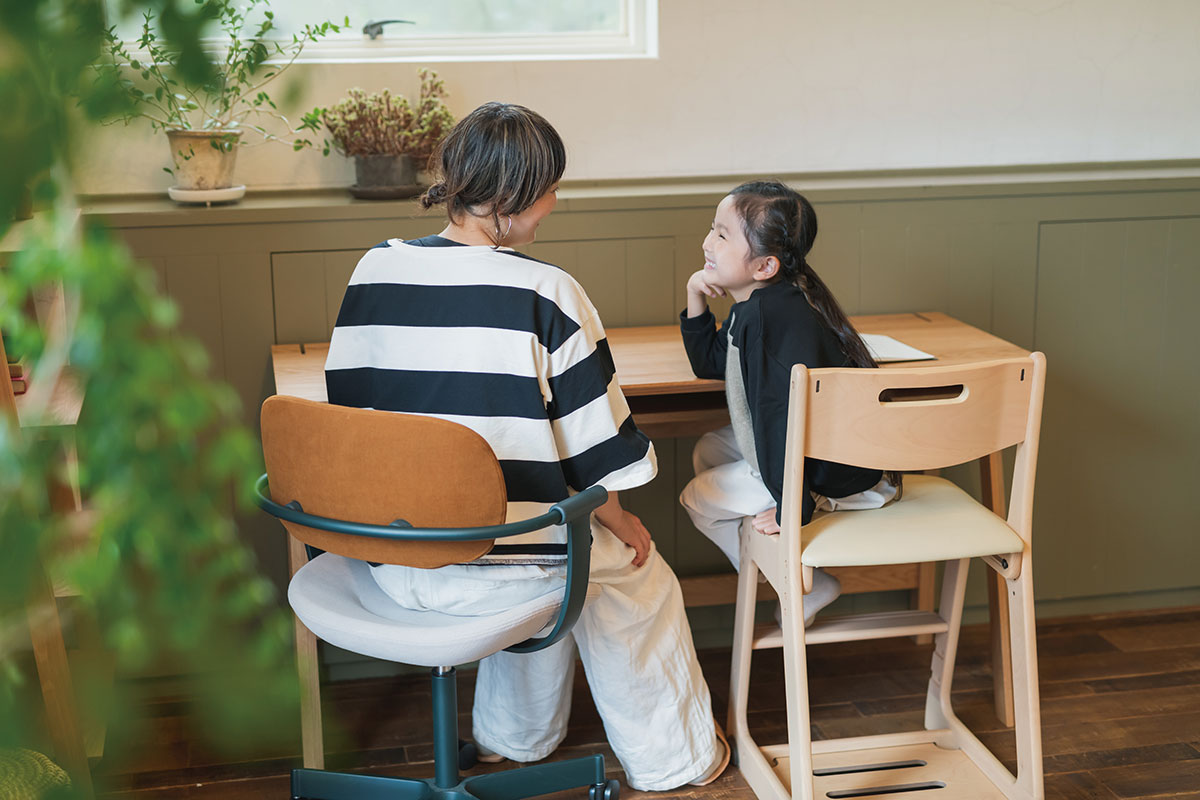 Minoto ミノト デスク・ラック・チェア ちょうどいいサイズ 大人と子どもがコミュニケーションをとっている
