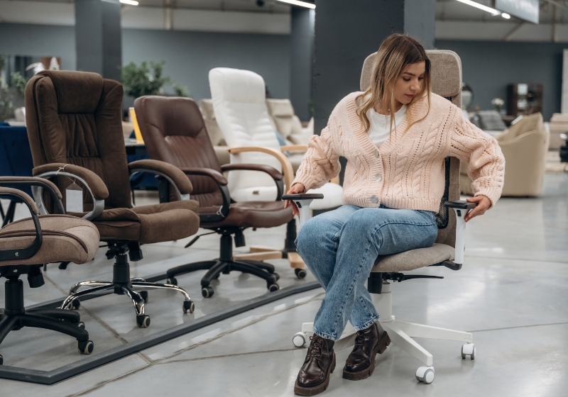 【プロが解説】エルゴノミクスチェアの正しい選び方|肩や腰の負担を考慮した一脚とは?