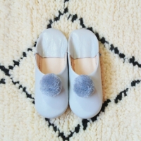 QNORQ Babouche （ クノーク バブーシュ ）  YBS-PK-SG  KIDSサイズ ポンポン飾付 [ スノーグレー ]