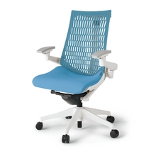 アクトチェア エラストマーバック 可動肘 ランバーサポート付 ベースカラー：W9 樹脂脚 抵抗付ウレタン双輪キャスター ［座：S2/スカイブルー×背：A4/サックスブルー］ KG427SC-MW9S2A4