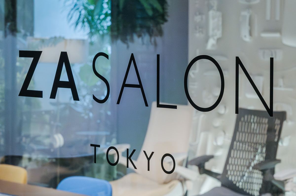 ガラス越しに見えるZA SALON TOKYOの入口