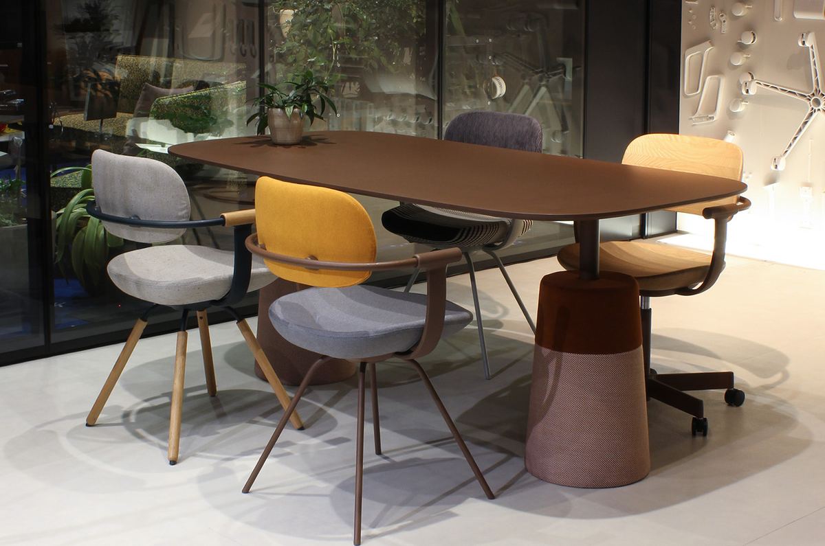 ZA SALON TOKYOの店内のテーブルとチェア